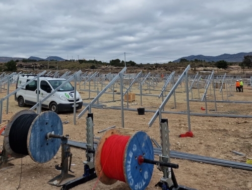 Instalación solar fotovoltaica en suelo sobre estructura fija